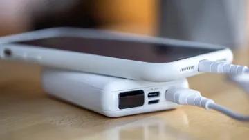 Чи псується телефон, якщо його довго залишати на зарядці: відповідь експертів