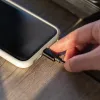 Чи безпечно заряджати смартфон від ноутбука: пояснення експертів та підводні камені