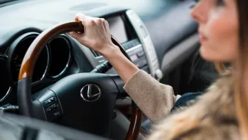 Всі жінки без винятків тепер можуть перетинати кордон: в уряді скасували обмеження для держслужбовців