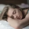Небезпека нічного освітлення: вчені з'ясували, як навіть слабке світло під час сну руйнує важливий орган
