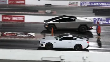 Ford Mustang GT проти Tesla Cybertruck: три заїзди завершилися з однаковим фіналом