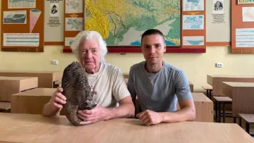 Сліди льодовикового періоду: прикордонник знайшов у річці на Львівщині гігантський зуб мамонта