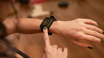 Доводять до паніки: кардіолог розповіла про приховану небезпеку смарт-годинників для здоров'я