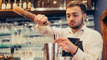 Ніколи не кажіть це у барі: 5 фраз, які миттєво розізлять будь-якого бармена