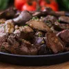 Забудьте про гіркоту та сухість: кулінари розкрили секрет приготування курячої печінки з ресторанним ефектом