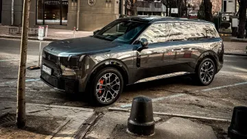 Елітне китайське авто помітили на вулицях Києва: надпотужний Lynk & Co 900 дивує дизайном і характеристиками 