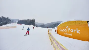 Відома блогерка показала ціни на їжу в Буковелі: скільки коштують борщ, бургер та інші страви й напої