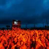 «Картонний протест» на Atlas Festival: MONATIK та Latexfauna підтримали Михайла Федорова прямо зі сцени