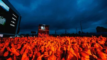 «Картонний протест» на Atlas Festival: MONATIK та Latexfauna підтримали Михайла Федорова прямо зі сцени