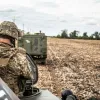 «Коаліція охочих» проведе перші спільні військові навчання: Макрон назвав головні теми зустрічі