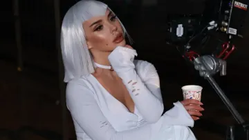 «‎Колись робила для Playboy»: співачка СолоХа опублікувала вогняний кадр на мотоциклі