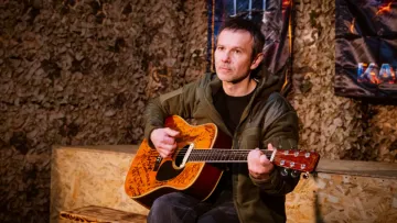 «Важко підбирати слова»: Вакарчук виступив з концертом для військових на фронті — зворушливі кадри 