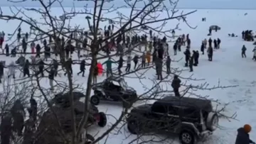 Так можуть тільки українці: жителі столиці «зігріваються» на Київському морі – відео