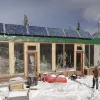 Будинок із 700 шин і тисяч скляних пляшок: пара створила незвичайне житло в горах