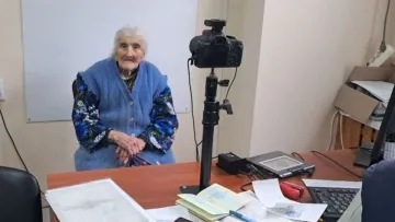 100-річна українка отримала закордонний паспорт на Донеччині: для чого він їй потрібен
