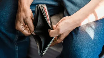 Бідність небезпечніша за інфаркт: вчені приголомшили правдою, що насправді вбиває наше серце