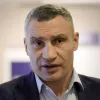 Протягом місяця: Кличко анонсував появу десятків нових мобільних укриттів біля зупинок у Києві