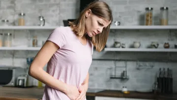 Гастроентерологи назвали головну ранкову звичку для людей за 50: просте правило для кишківника