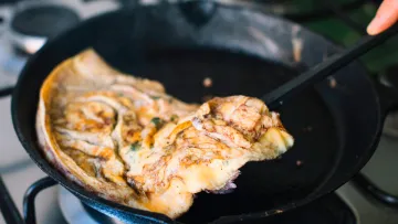 Що не можна смажити на чавунній сковороді: три заборонені продукти