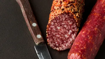 Чим замінити ковбасу на сніданок: корисні продукти для зниження холестерину
