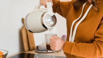 Забудьте про оцет: цей дешевий фрукт миттєво прибере накип у чайнику