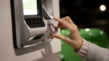 Які суми переказів на картки підпадають під фінмоніторинг: нові вимоги банків, через які блокують рахунки