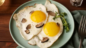 «Спочатку розбиваю яйце в миску»: відомий шеф-кухар розкрив найкращі методи смаження яєчні