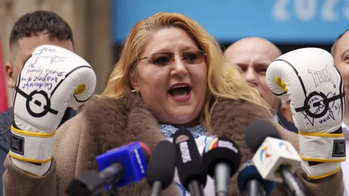 Румунську депутатку відправили на психологічну експертизу: вона погрожувала «зламати ноги» Зеленському