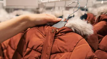 «Реанімація» пуховика і не тільки: як позбутися запаху поту на верхньому одязі за 5 хвилин