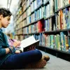 Сінгапур платить за читання книжок: влада оголосила незвичну боротьбу із залежністю від соцмереж