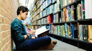 Сінгапур платить за читання книжок: влада оголосила незвичну боротьбу із залежністю від соцмереж