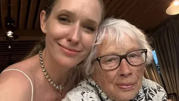 Осадча зворушливо привітала 90-річну бабусю з днем народження і показала її на катері: «‎Найстрогіший критик»