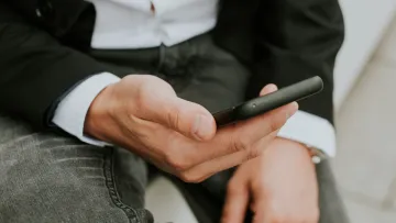 Дивовижна історія німця: чоловік пролетів 5000 км, щоб забрати свій вкрадений iPhone, що опинився в Сенегалі