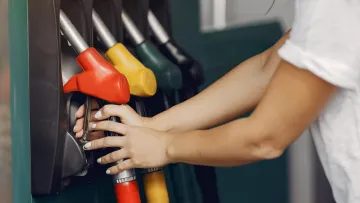 «Заощадити від 11 гривень на літрі»: мільйони українців завдяки кешбеку масово повертають гроші за пальне