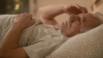 Прокидаються до сходу сонця: вчені пояснили, чому з віком люди починають рано вставати