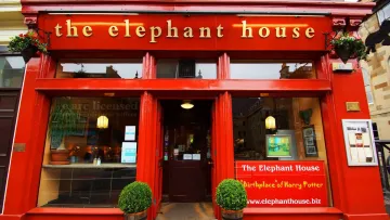 Кафе, де Джоан Роулінг писала «Гаррі Поттера», знову відкрилося після чотирьох років відновлення: що сталося