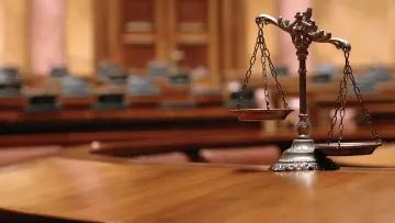 Моральні страждання через тісні туфлі: у Дніпрі чоловік вимагає 200 тисяч гривень через помилку продавця