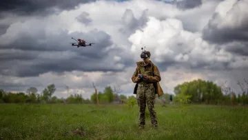 Українські військові заявили про вогневий контроль над «сухопутним коридором» окупантів до Криму: відео атаки