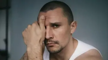 Цимбалюк змінив імідж, покинув Україну та «‎засвітився» з пляшкою алкоголю: як виглядає герой шоу «‎Холостяк»