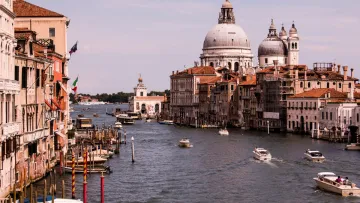 Місто назавжди піде під воду: вчені оприлюднили найгірший сценарій та чотири плани порятунку Венеції