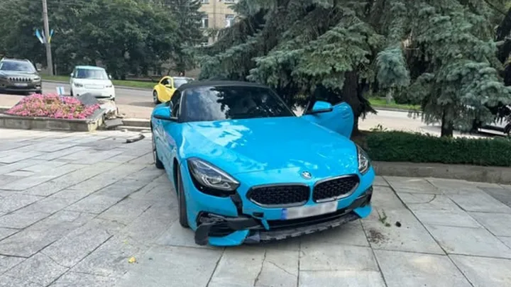 Заплуталися ноги: водійка BMW переплутала педалі і збила трьох пішоходів - фото інциденту
