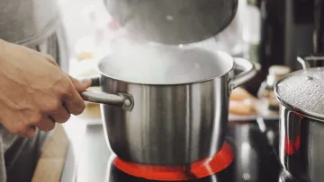 Ця звичка руйнує вашу кухню: чому не можна лити окріп у мийку - сантехнік все пояснив