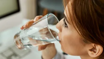 Чи можна пити воду під час їжі: лікарі розвіяли популярний міф