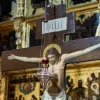 В Еквадорі священик загинув під час меси: на нього впало велике розп’яття