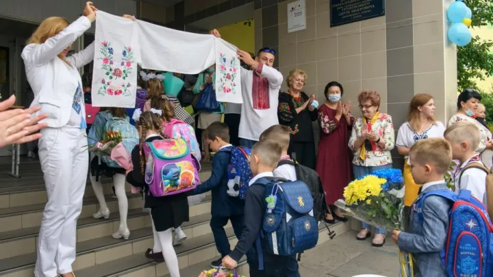 Директорка київської гімназії не пустила на уроки дітей у шортах: відео моменту, реакція батька і омбудсменки