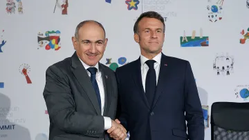 Макрон заспівав пісню Шарля Азнавура під акомпанемент Пашиняна в Єревані: відео незвичайного дуету