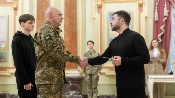 «Вони захистили цей дім»: Зеленський вручив сертифікати на квартири Героям України та рідним загиблих воїнів