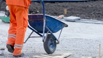 Чи можуть українців примушувати до суспільно корисних робіт та скільки за це платять: офіційне роз'яснення 