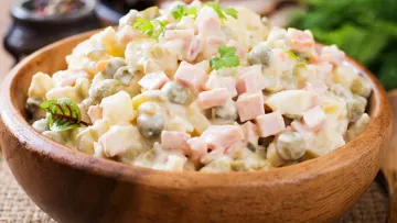 Цей інгредієнт в Олів’є є найшкідливішим: дієтолог порадив, чим його замінити у популярному салаті