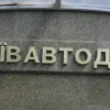 На Дарницькому шляхопроводі встановили велодоріжки з опорами посередині? Для чого насправді там червона ділянка